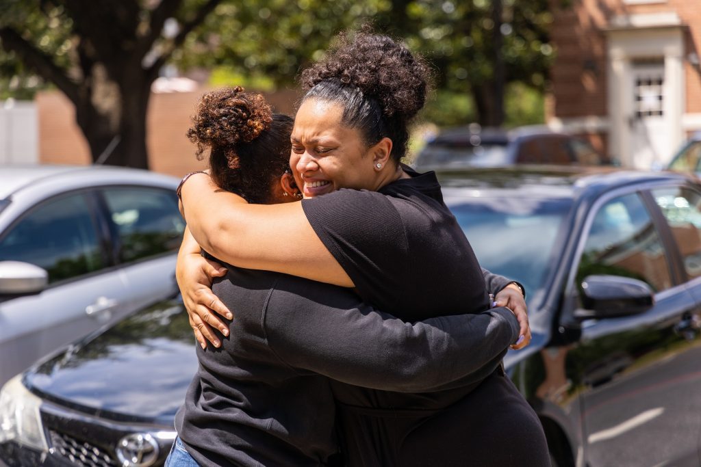 A mom hugs her daughter on move in day 2021