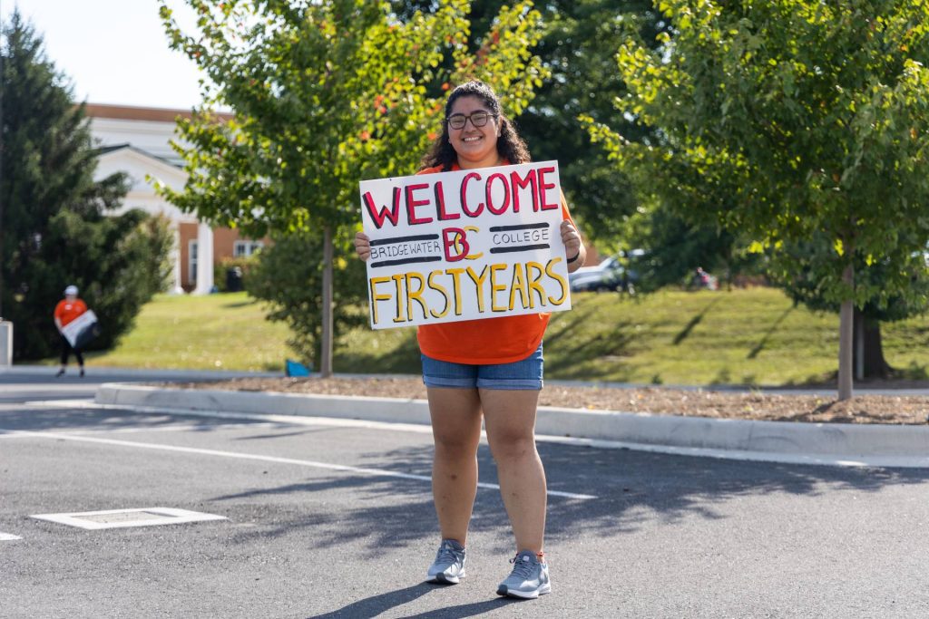 Woman holding sign that says welcome Bridgewater College first years