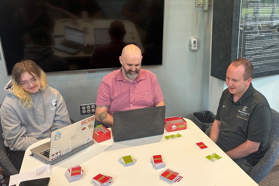 Playing Apples to Apples against AI